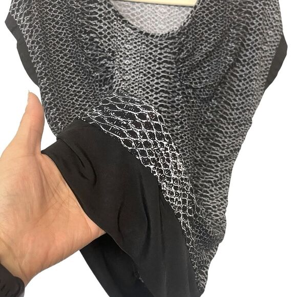 Chances Short Sleeve Stretchy Blouse-Size M - Picture 4 of 5